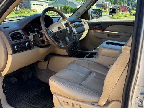 Used 2010 GMC Yukon XL SLT w/ SLT-2 Equipment Package AWD/4WD image 12