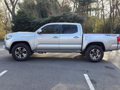 Used 2017 Toyota Tacoma TRD Sport image 2