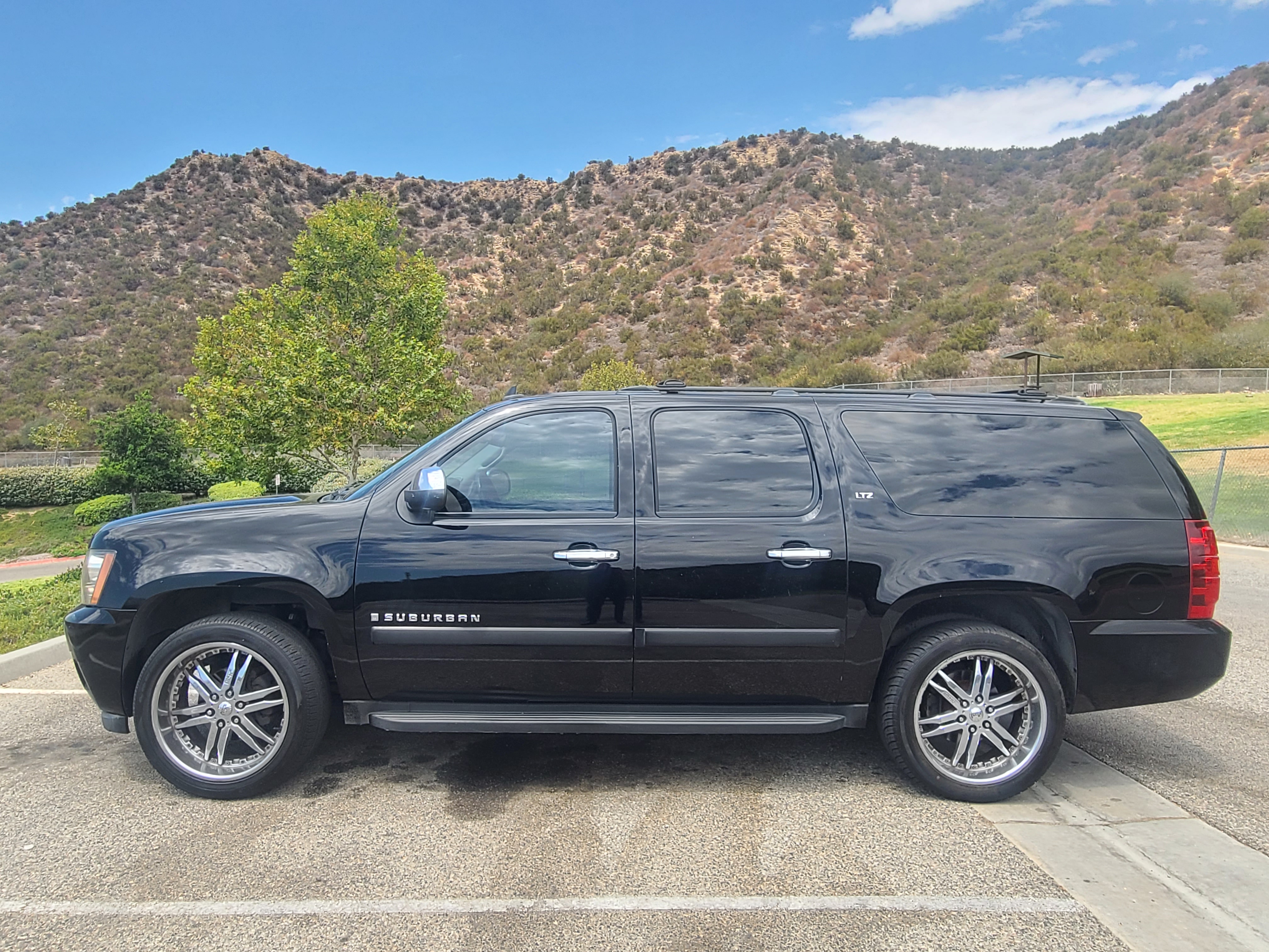 Used 2007 Chevrolet Suburban LTZ w/ LTZ Preferred Equipment Group RWD image 6