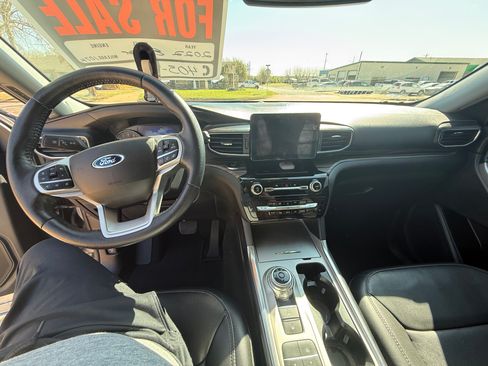 Used 2022 Ford Explorer Limited w/ Equipment Group 301A image 2