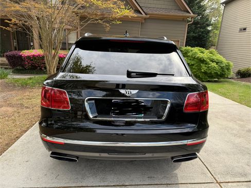 Used 2017 Bentley Bentayga image 2