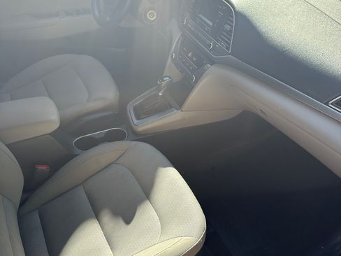 Used 2017 Hyundai Elantra SE image 19