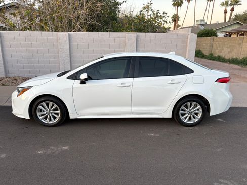 Used 2023 Toyota Corolla LE image 2