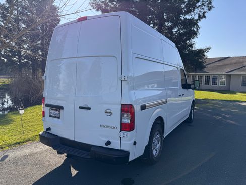 Used 2021 Nissan NV 2500 SV image 2