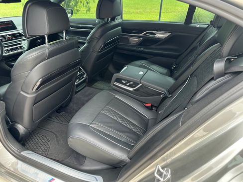 Used 2022 BMW 740i w/ M Sport Package RWD image 5