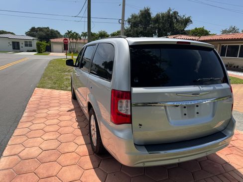 Used 2012 Chrysler Town & Country Touring-L FWD image 5