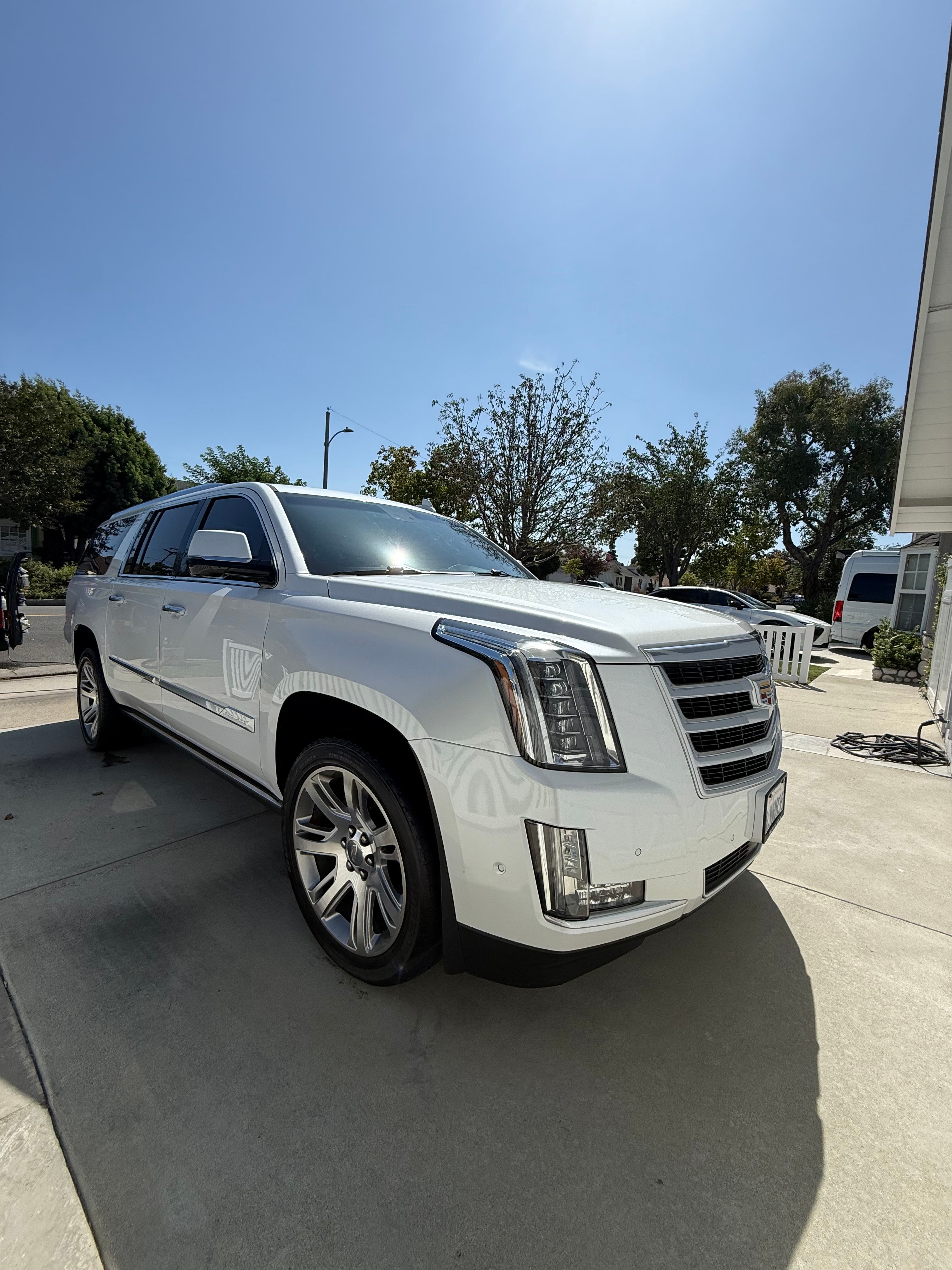 Used 2019 Cadillac Escalade ESV Premium Luxury AWD/4WD image 2