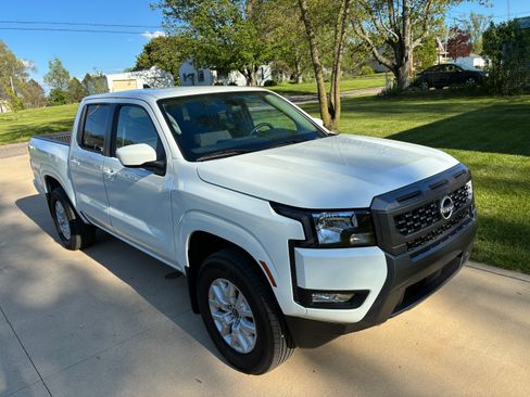 Used 2025 Nissan Frontier SV w/ SV Convenience Package AWD/4WD image 2