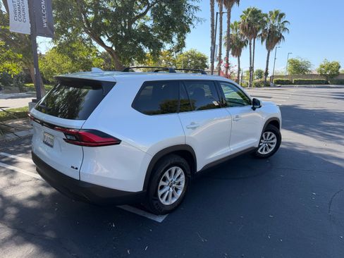 Used 2024 Toyota Grand Highlander XLE FWD image 2