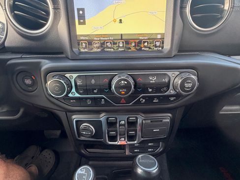 Used 2020 Jeep Gladiator Overland AWD/4WD image 8