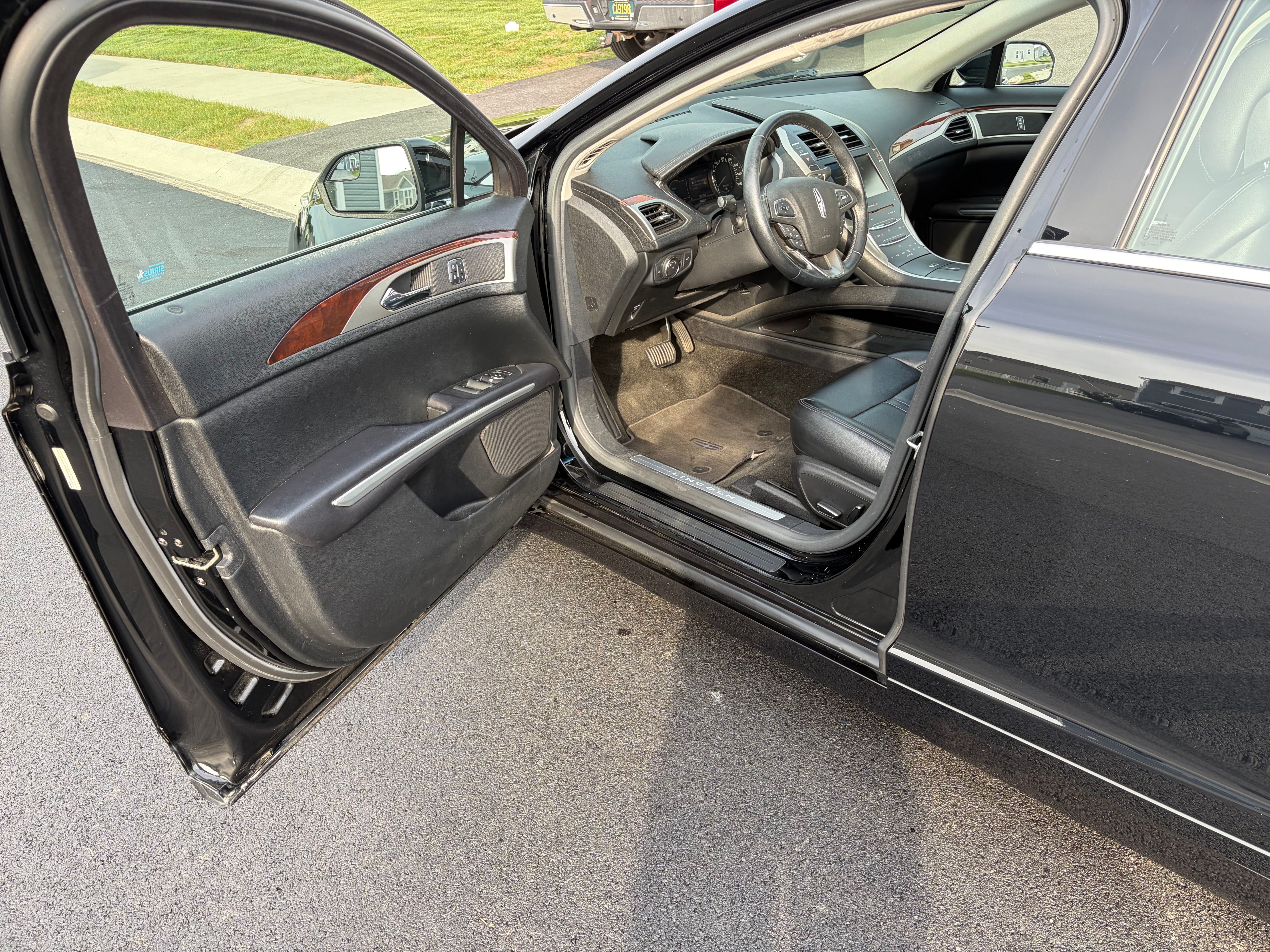 Used 2016 Lincoln MKZ FWD image 9