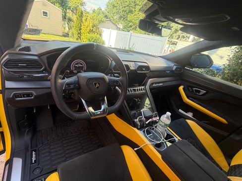 Used 2021 Lamborghini Urus AWD/4WD image 9