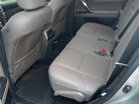 Used 2023 Lexus GX 460 Premium w/ Premium Package image 11