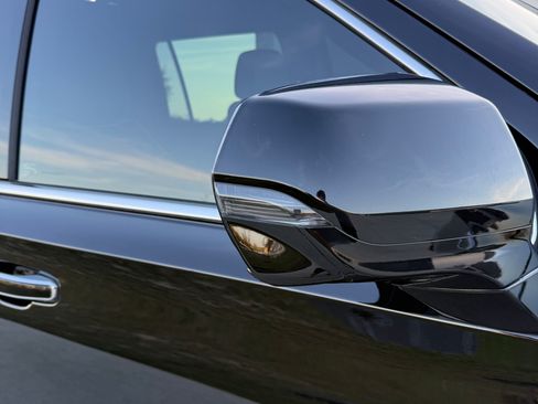 Used 2022 GMC Yukon XL SLT w/ SLT Luxury Package image 8