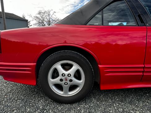 Used 1994 Oldsmobile Cutlass Supreme Convertible FWD image 31