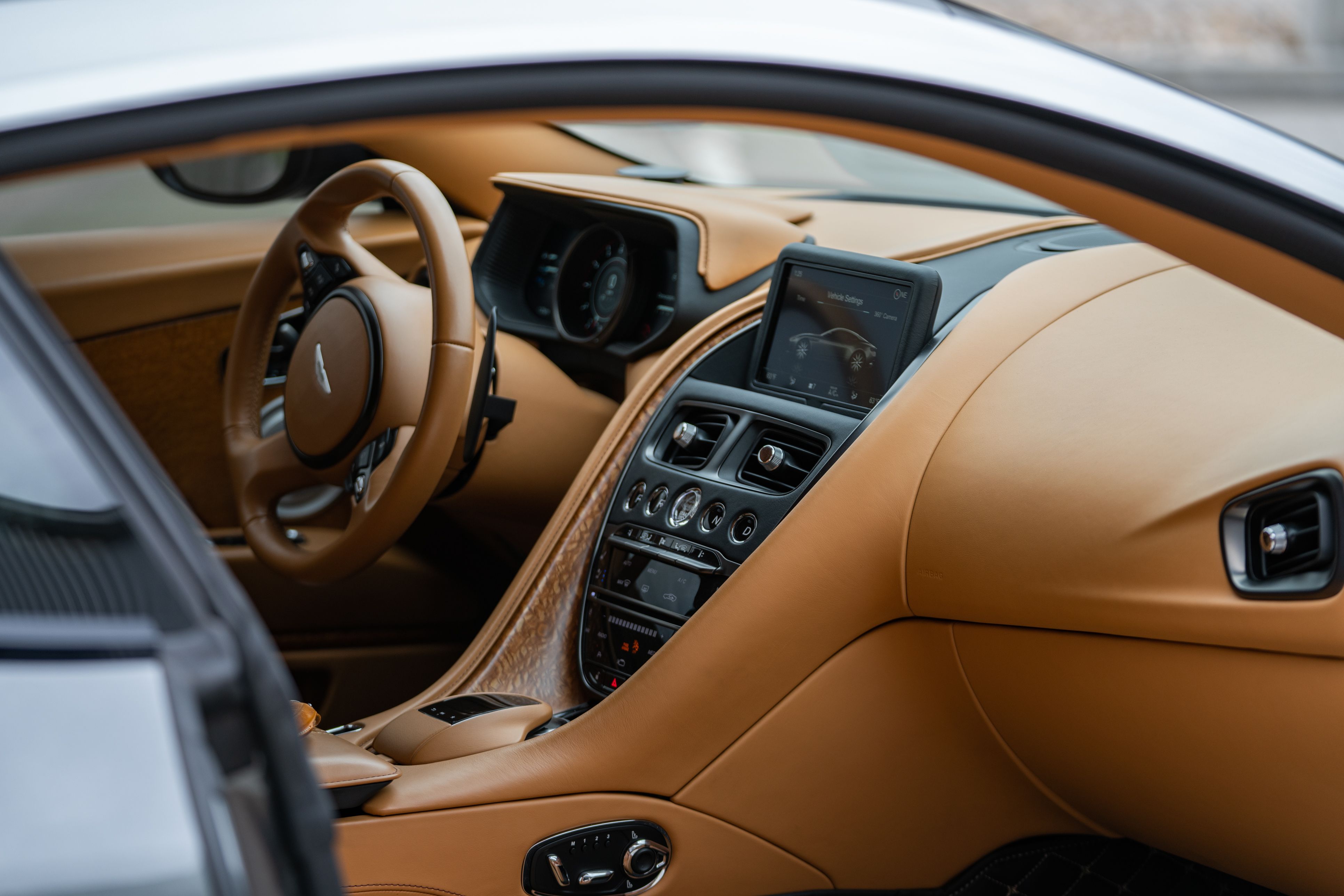 Used 2017 Aston Martin DB11 V12 RWD image 16