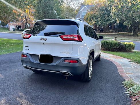 Used 2016 Jeep Cherokee Limited image 2