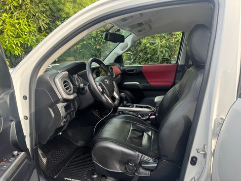 Used 2017 Toyota Tacoma SR5 w/ Tow Package RWD image 11