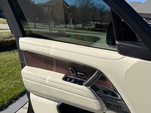 Used 2025 Land Rover Range Rover SE image 9