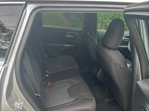 Used 2019 Jeep Cherokee Latitude w/ Popular Appearance Group AWD/4WD image 14