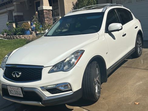 Used 2017 INFINITI QX50 2WD w/ Deluxe Touring Package image 2