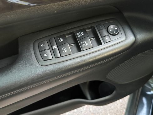 Used 2011 Jeep Grand Cherokee Laredo AWD/4WD image 16