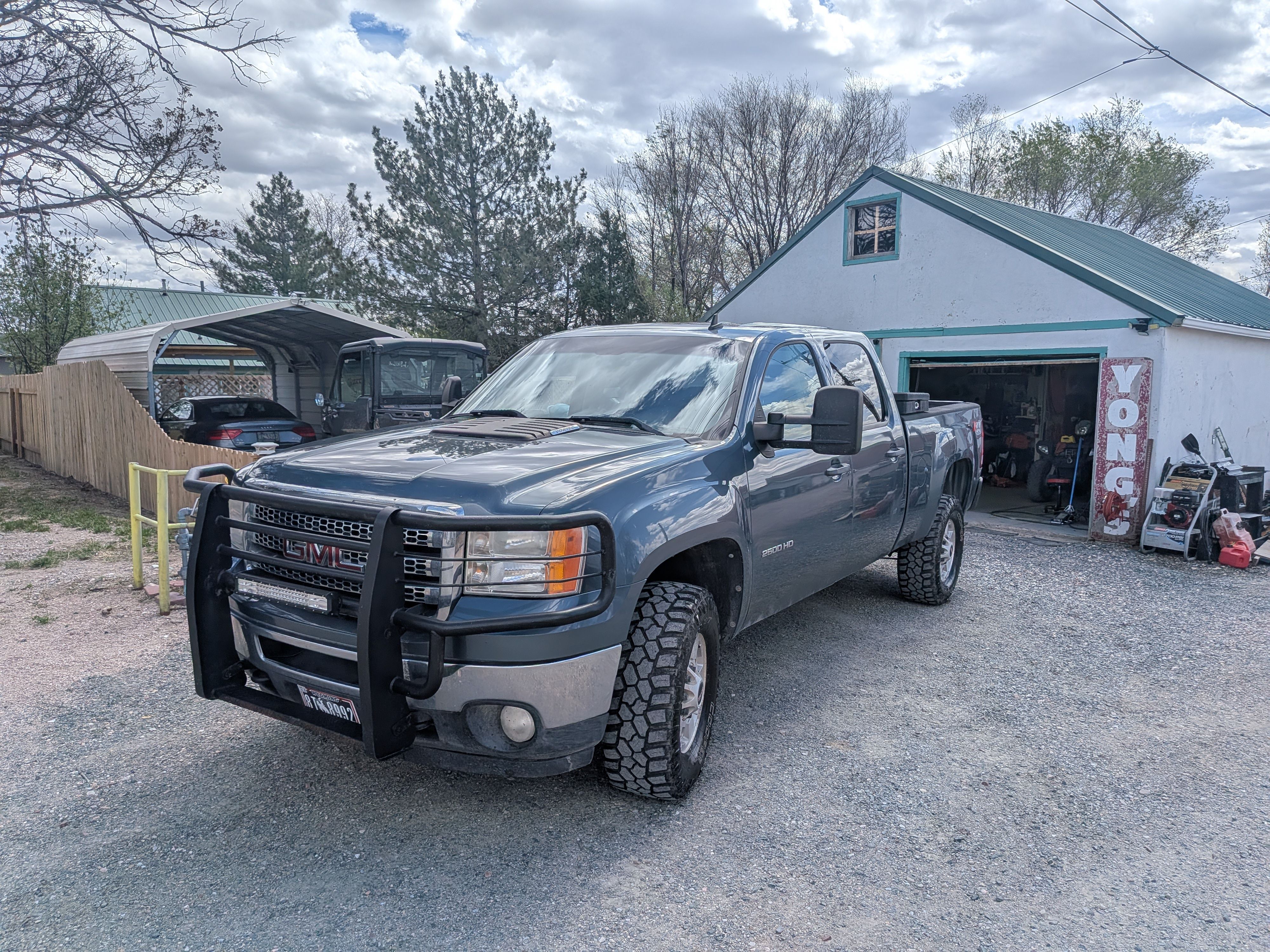 Used 2012 GMC Sierra 2500 SLE w/ SLE Preferred Package AWD/4WD image 1