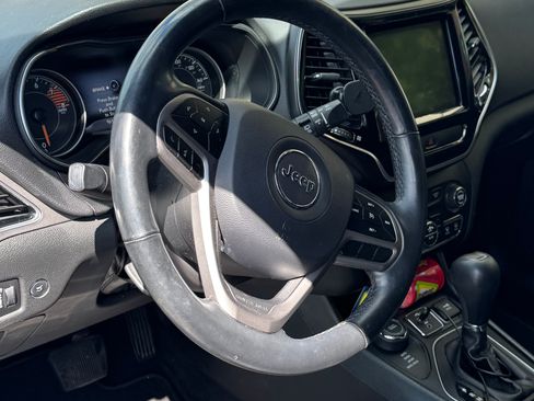 Used 2019 Jeep Cherokee High Altitude AWD/4WD image 8
