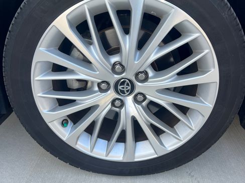 Used 2018 Toyota Camry XLE image 6