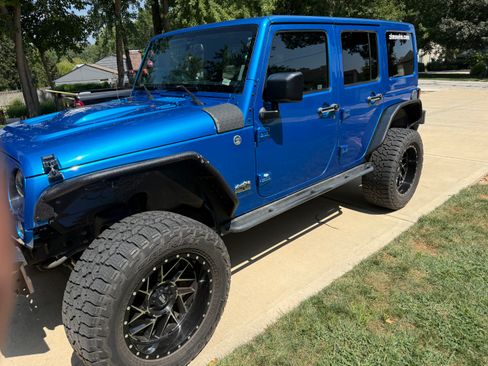 Used 2014 Jeep Wrangler Unlimited Sahara AWD/4WD image 2