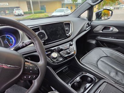 Used 2023 Chrysler Pacifica Limited w/ S Appearance Package