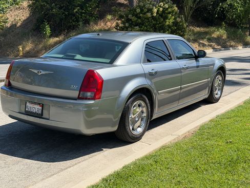 Used 2006 Chrysler 300 Touring RWD image 9