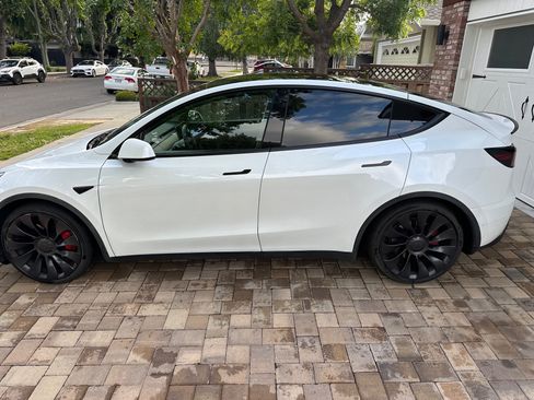 Used 2022 Tesla Model Y Performance AWD/4WD image 1