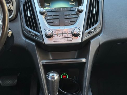 Used 2017 Chevrolet Equinox LT w/ Convenience Package image 2