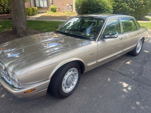 Used 1998 Jaguar XJ8 L RWD image 5
