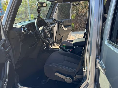 Used 2015 Jeep Wrangler Unlimited Rubicon w/ Connectivity Group image 6