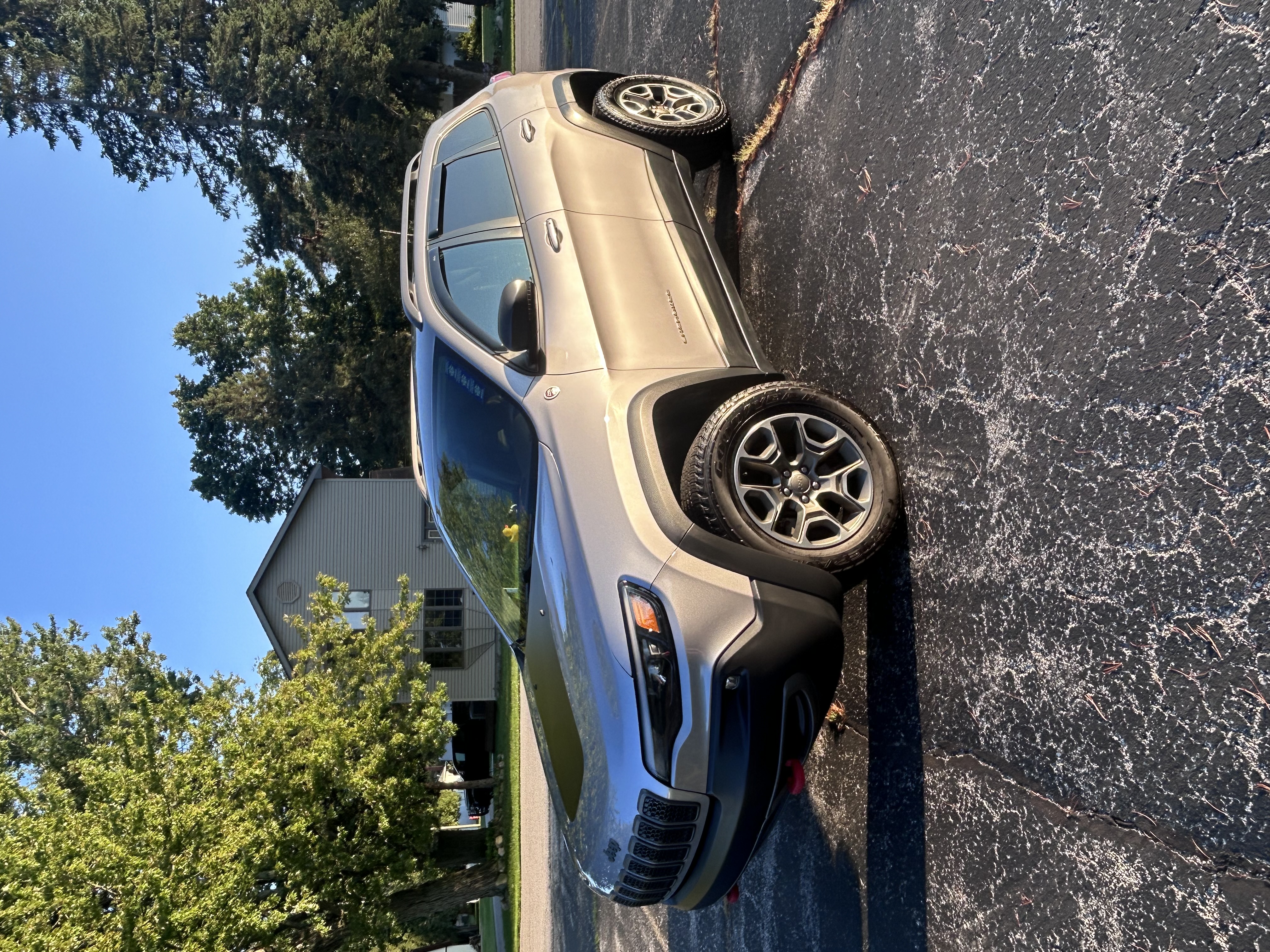 Used 2020 Jeep Cherokee Trailhawk w/ Cold Weather Group AWD/4WD image 1