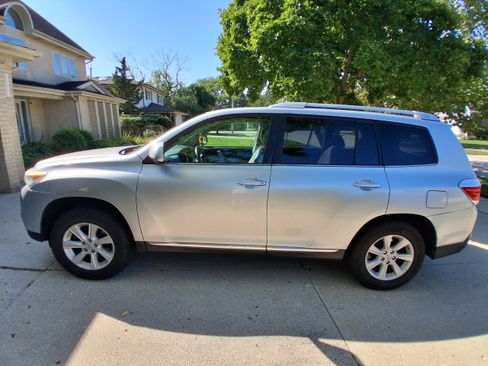 Used 2012 Toyota Highlander SE w/ Tow Pkg image 5