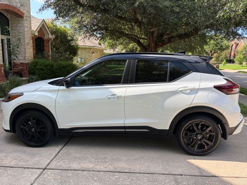 Used 2023 Nissan Kicks SR w/ SR Premium Package FWD image 4