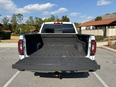 Used 2018 GMC Sierra 1500 SLT w/ Enhanced Driver Alert Package image 9