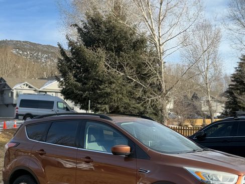 Used 2017 Ford Escape SE w/ Equipment Group 201A image 2