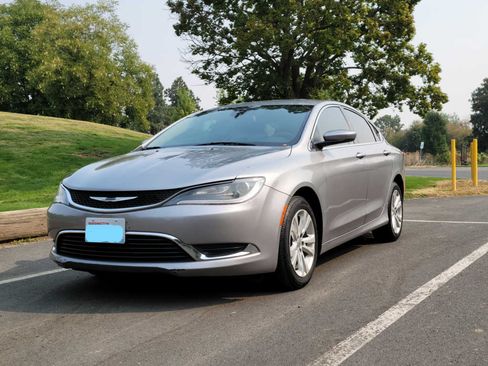 Used 2015 Chrysler 200 Limited image 9