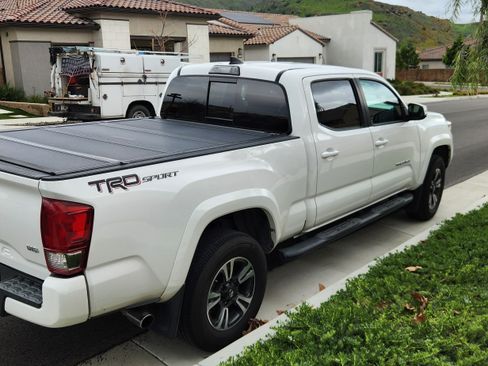 Used 2017 Toyota Tacoma TRD Sport w/ Tow Package image 4