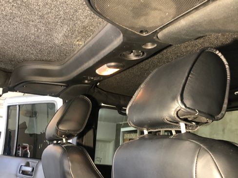 Used 2015 Jeep Wrangler Unlimited Sahara w/ Connectivity Group image 17