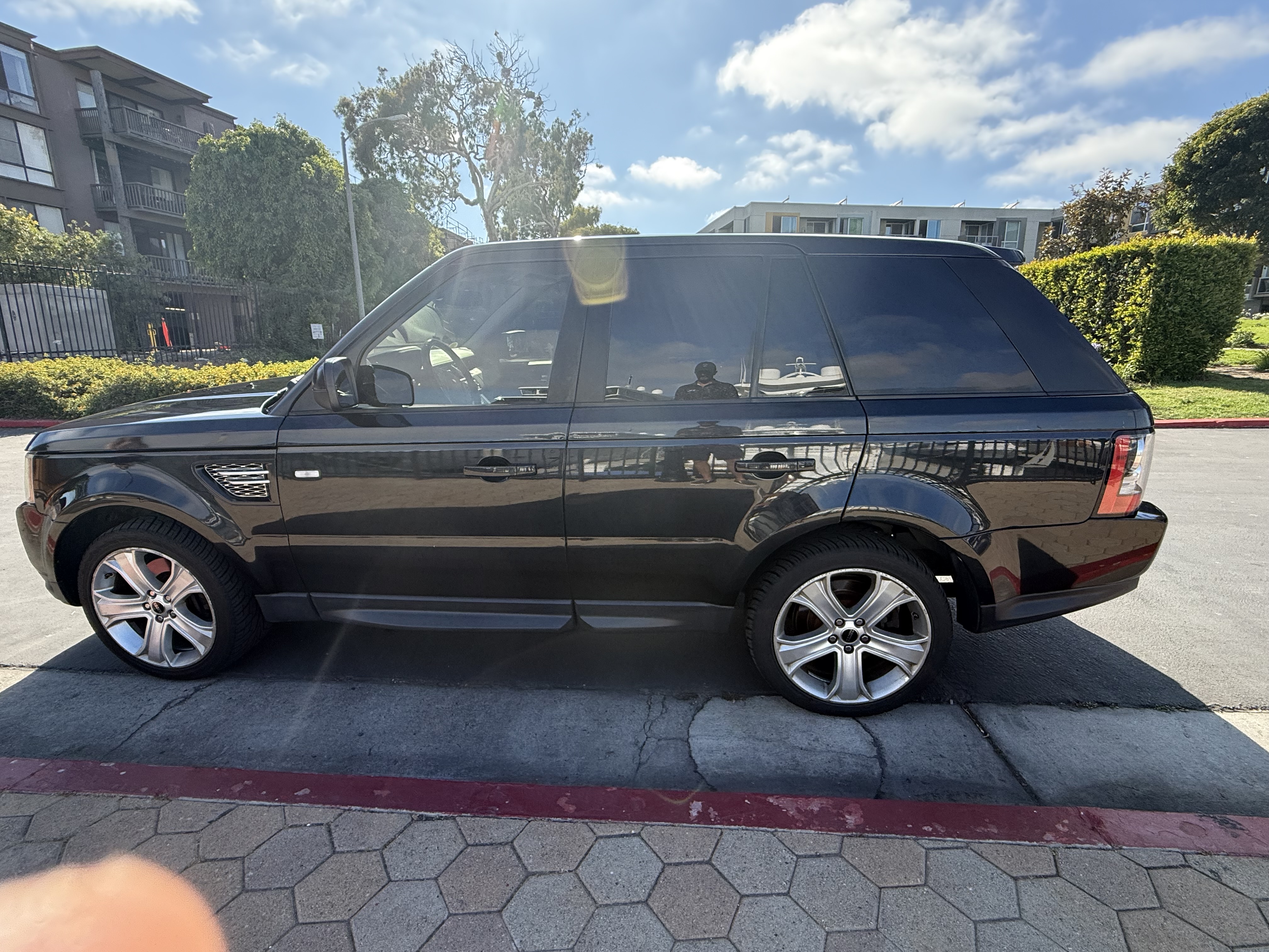 Used 2012 Land Rover Range Rover Sport HSE LUX AWD/4WD image 2
