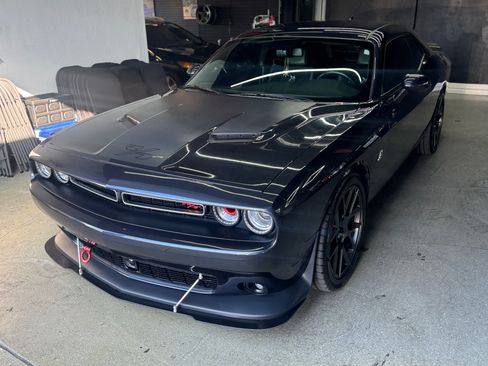 Used 2018 Dodge Challenger R/T Scat Pack w/ Leather Interior Group RWD image 2