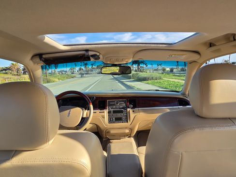 Used 2007 Lincoln Town Car Signature Limited image 12