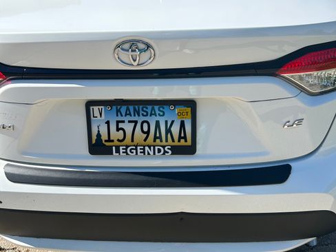 Used 2021 Toyota Corolla LE w/ Carpet Mat Package (TMS) FWD image 8