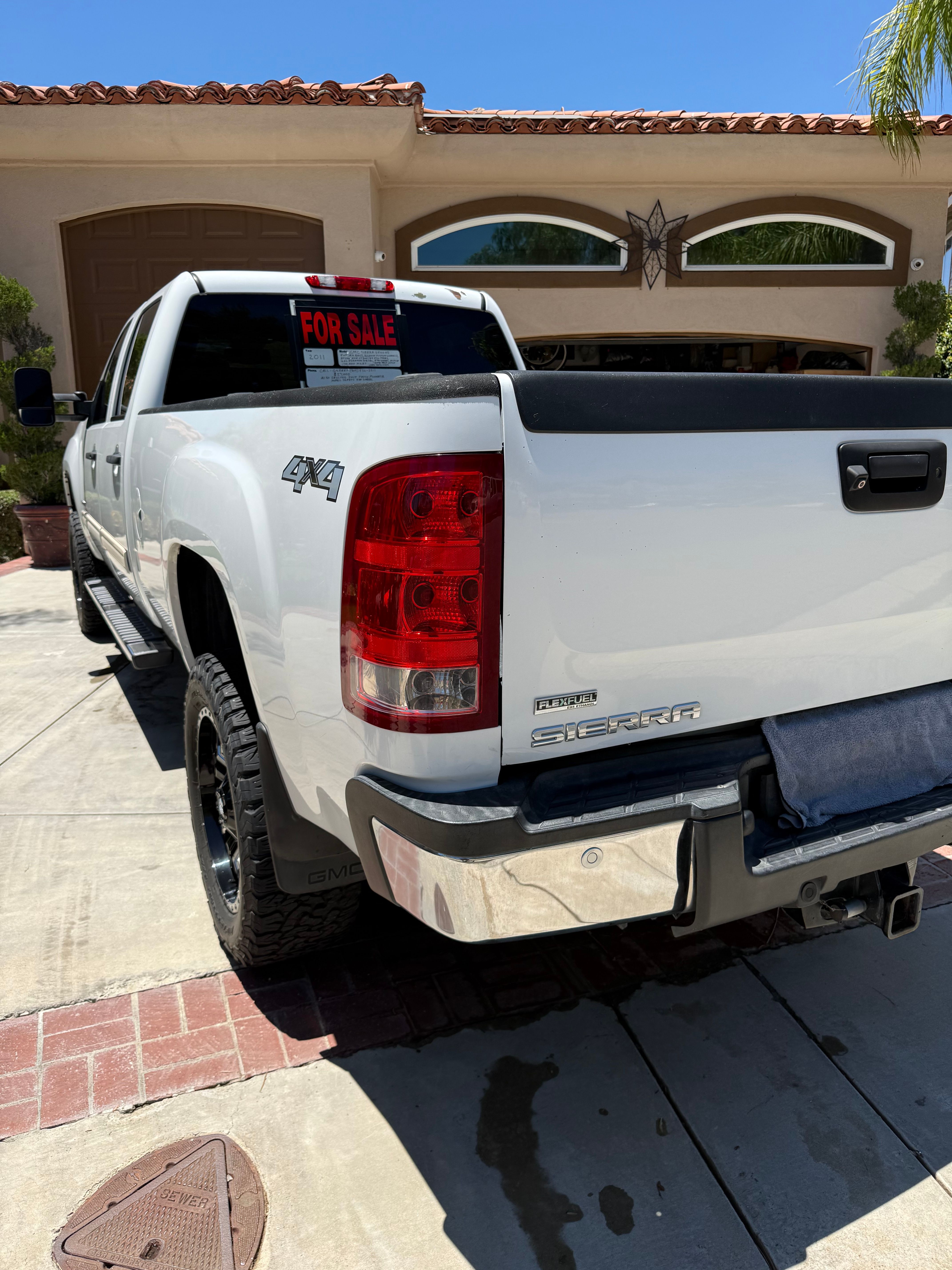 Used 2011 GMC Sierra 2500 SLE w/ SLE Preferred Package AWD/4WD image 4