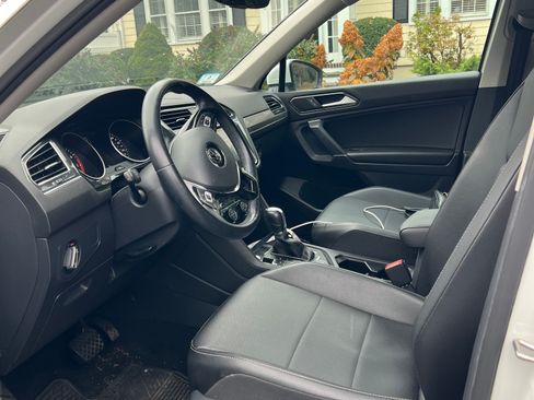 Used 2018 Volkswagen Tiguan SEL image 2